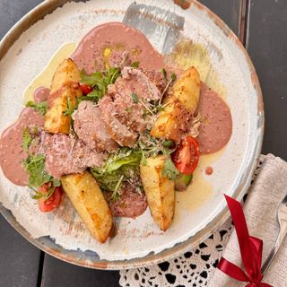 Стейк салат зі свининою  печеною картоплею та овочами 