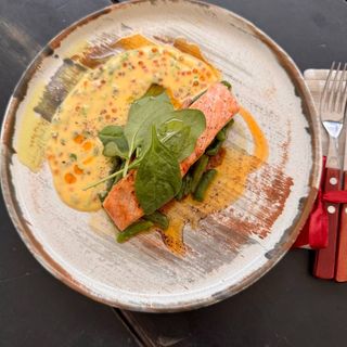 Стейк лосося із вершковим голландським соусом