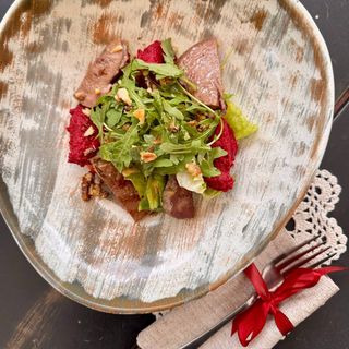 Салат з язиком гриль овочами та буряковим кремом