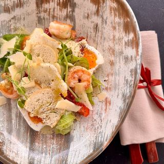 Салат Цезар з тигровою креветкою