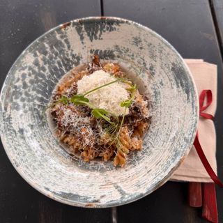 Фузілі з рваною яловичиною та лисичками