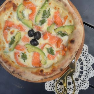 Піца Сальмоне кон Авокадо