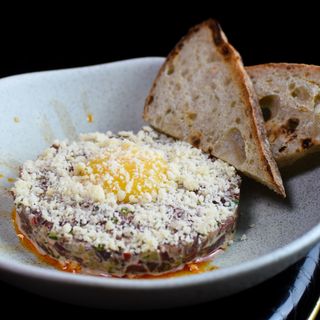 Тартар із телятини з хрустким хлібом та пармезаном (165/50г)