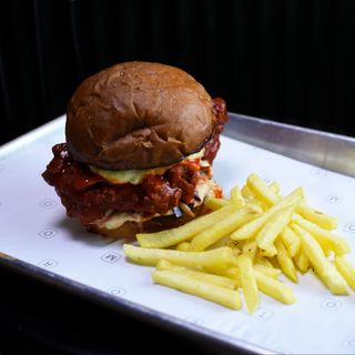 Бургер з хрусткою куркою та соусом Бенг-Бенг 380/80г