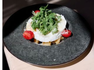 Яєшня з картоплею та куркою у песто (250g)