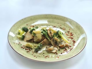 Куряча грудинка з броколі (250g)