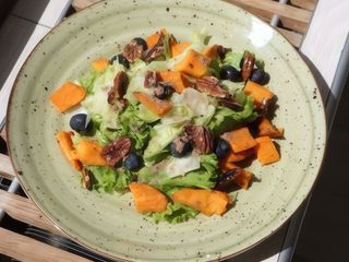 Салат з карамелізованим пеканом та бататом (250g)