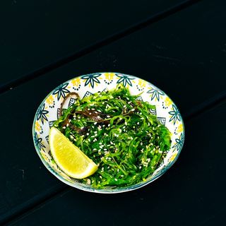 Хіяше вакаме з горіховим соусом
