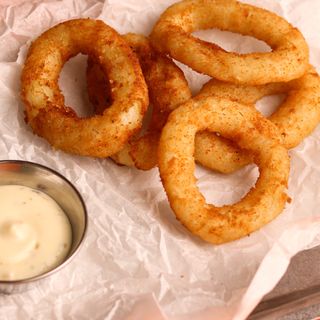 Цибулеві кільця з соусом Часниковий (190г)