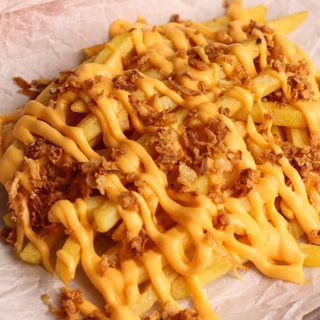 Картопля фрі з сиром та смаженою цибулею (175г)