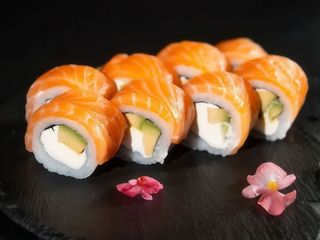 Рол Філадельфія з лососем та авокадо (370г/8шт)