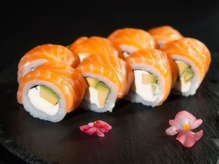 Рол Філадельфія з лососем та авокадо (370г/8шт)