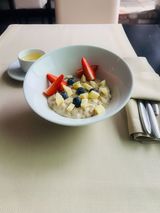 Каша вівсяна з ягодами та фруктами на молоці, 200г