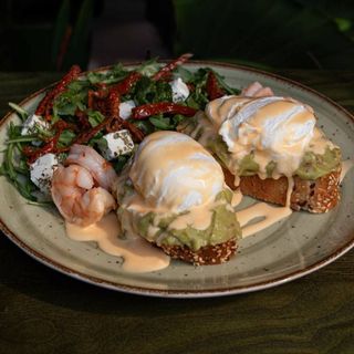 Тости з яйцями пашот, гуакамоле та креветками(320гр.)