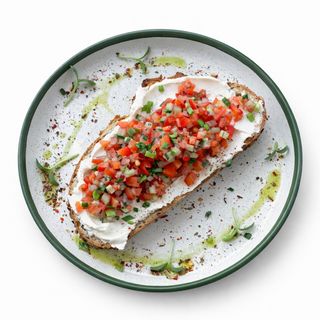 Тост з крем-сиром та сальсою (230г)