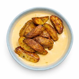 Картопля печена з сирним соусом (250г)