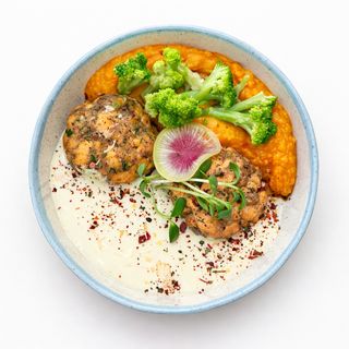 Печені котлети з рубленого лосося та гарбузово-морквяним пюре (350г)