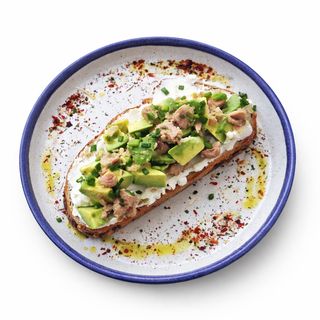 Тост з авокадо і тунцем (215г)
