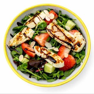 Салат з халумі та полуницею (220г)