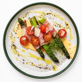 Спаржа в беконі з сирним соусом (270г)