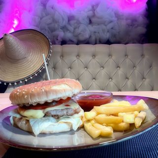 американський бургер з двойним сиром та беконом