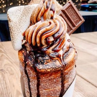 Кюртош кориця з солоною карамеллю та кремом