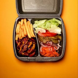 Донер бокс з мисливськими ковбасками