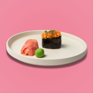 Гункан з лососем (1 шт) (30г)