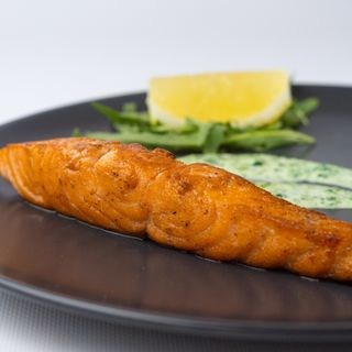 Філе лосося зі шпинатним соусом (90г)