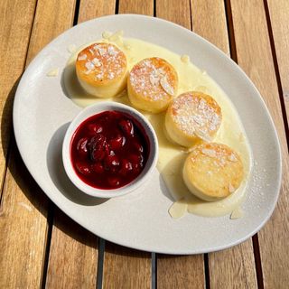 Сирнички з вишнею