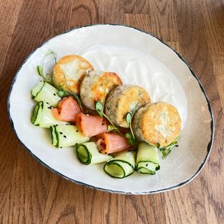 Солоні сирнички з лососем