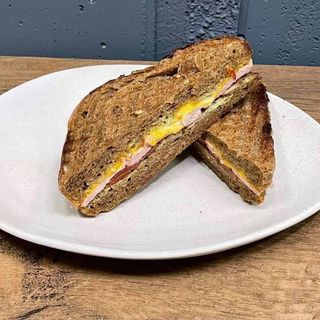 Сендвіч з шинкою та в'яленими томатами