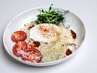 Вівсянка з фетою та в'яленими томатами