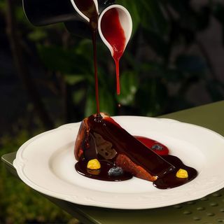 Чизкейк з полуничним та Шоколадним соусом (265г)