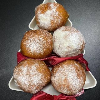 Пампушка з вишнею