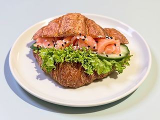 Круасан з лососем