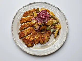 Салат з курячим шніцелем та овочами (250г)