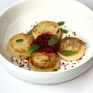 Сирники з малиною та домашнім йогуртом (260 g)