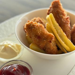 Картопляні діпи і курячі стріпси