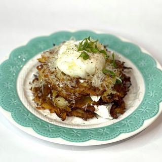 Сніданок вежа з трюфельним кремом і яйцем пашот