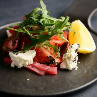 Салат з тунцем та бесарабською бринзою (220г)