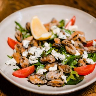 Салат з мідіями фрі та шпинатом(200г)