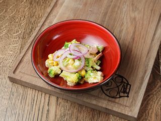 Салат з броколлі та курчам