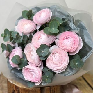 9 крупних ранункулюсів