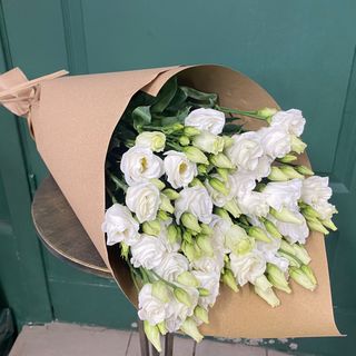 9 гілочок білої еустоми