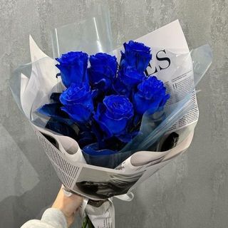 7 синіх троянд в пакуванні.