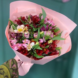 15 гілочок альстромерії