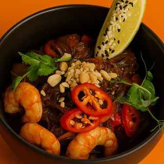 Фунчоза з тигровою креветкою та курчам (350г)