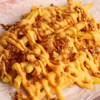 Картопля фрі з сиром та смаженою цибулею (175г)