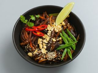 Удон зі свининою та овочами (390г)